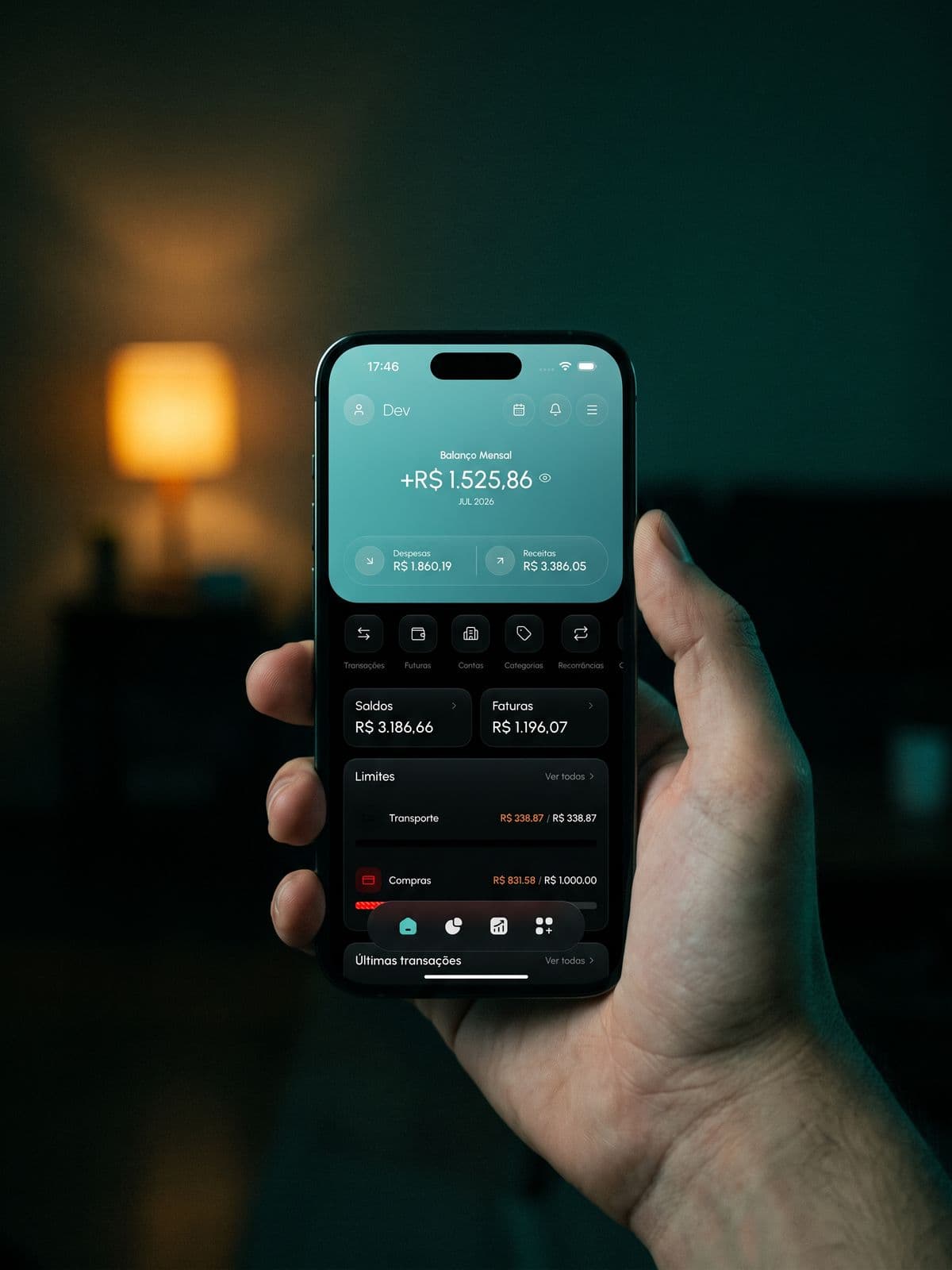 Mão segurando um celular com o app do Optio aberto na tela inicial
